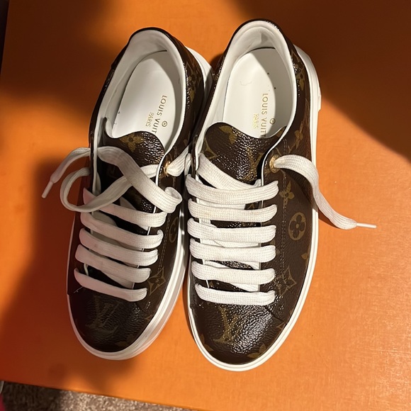 LV SNEAKERS